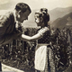 Imagen para el artículo titulado La foto de Hitler abrazando a una niña de origen judío se acaba de subastar por 11.000 dólares. Esta fue su historia